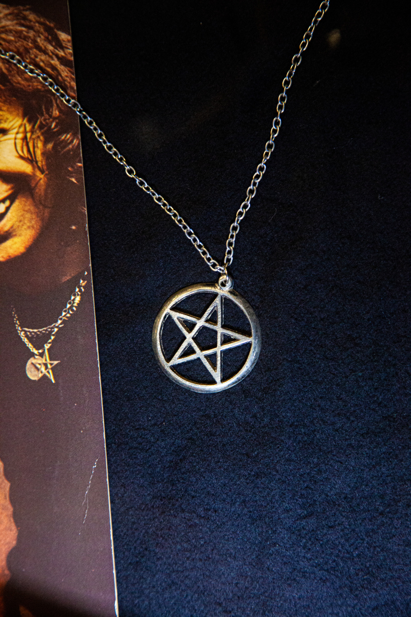 Star of David Necklace owned and worn by legendary Bon Scott – currently on display and part of a  AC/DC exhibition showcase at the rock’npopmuseum GRONAU   https://www.rock-popmuseum.de/